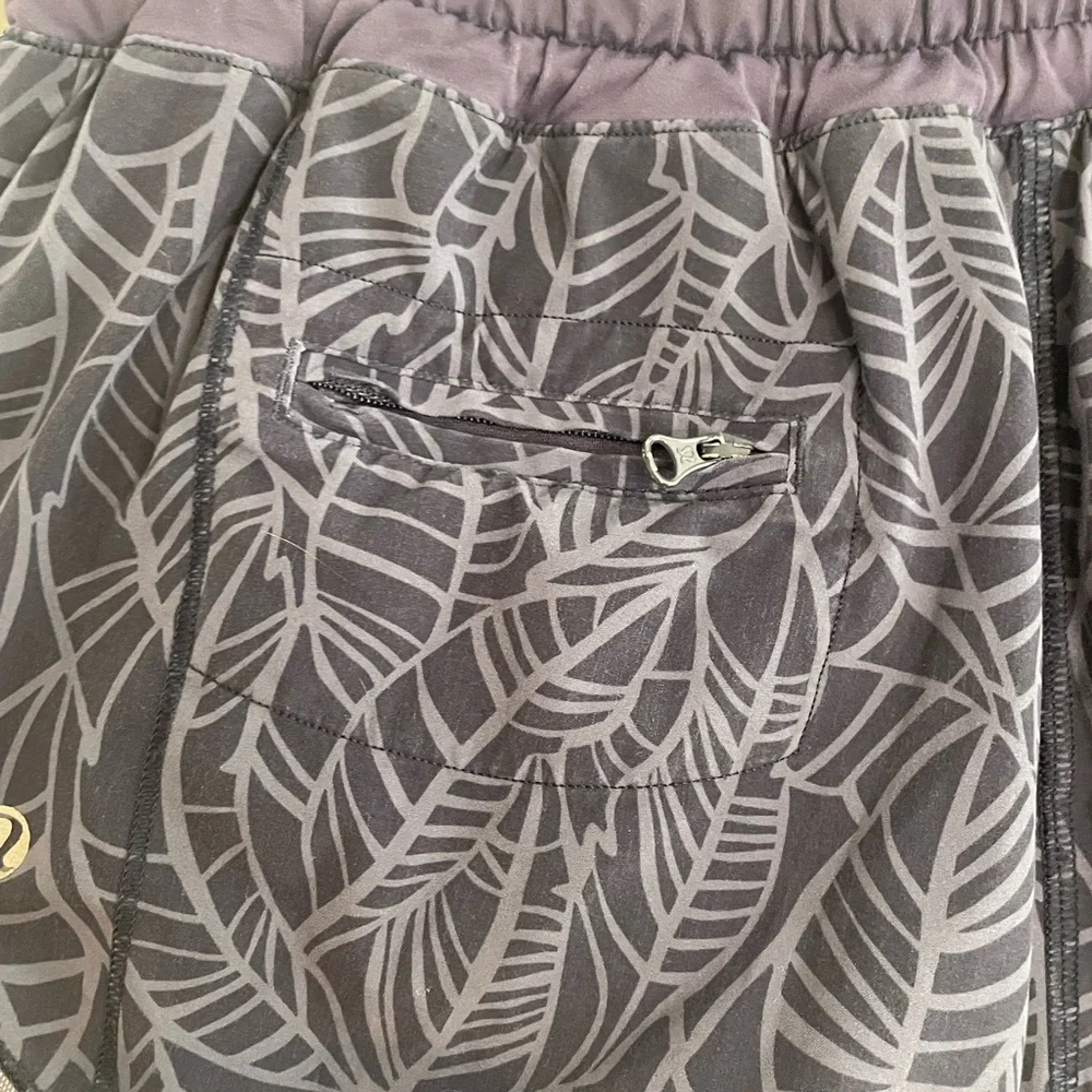 LULULEMON - RUNNING SHORTS SIZE 6 - Picture 2 of 6